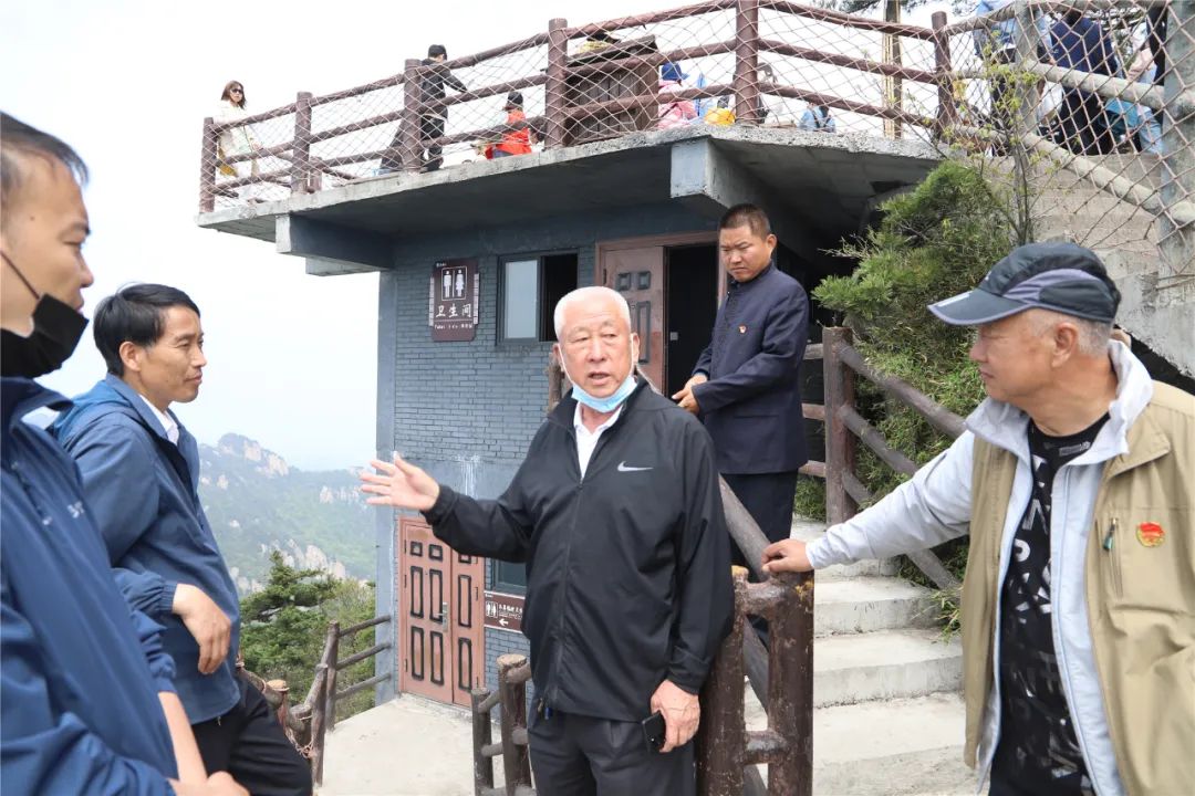 老君山文旅集团董事局主席杨植森到金顶区域现场办公