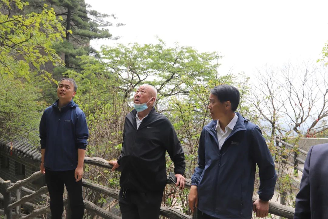 老君山文旅集团董事局主席杨植森到金顶区域现场办公