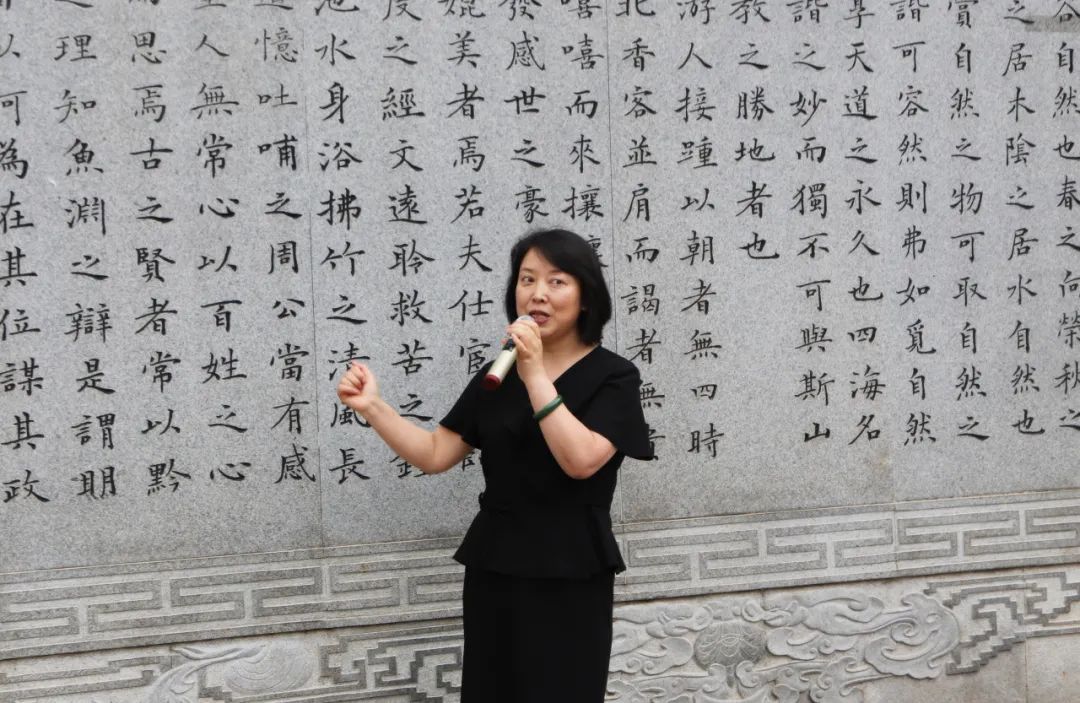 本次活动邀请了栾川县委党校资深讲师李银汁同志为大家授课,李老师